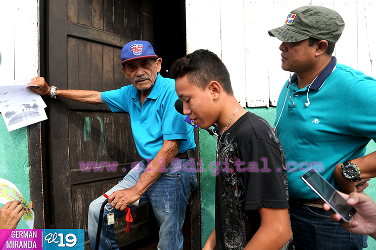Juventud casa a casa llevando mensaje de Vivir Limpio y Bonito